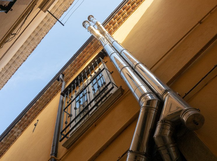 Cambio de bajantes de uralita en edificios en Gavà Contratar empresa para retirar amianto legalmente en Gavà