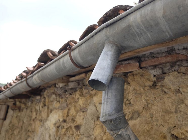 Desmontaje seguro de bajantes antiguas de uralita en Girona