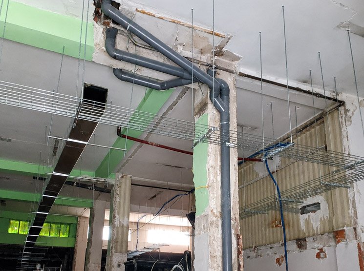 Desmontaje de cubierta de uralita deteriorada en Girona y resto de Girona