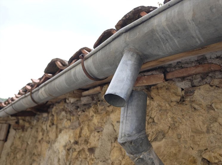 Sustitución de bajantes con amianto en comunidades en Villaviciosa de Odón Retirada de amianto en reforma paralizada en Villaviciosa de Odón